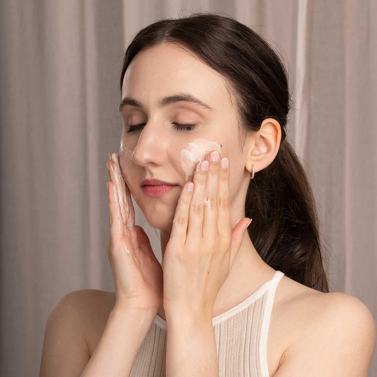 BIODROGA Organic Institute TAKE IT OFF Phyto Cleansing Milk - BIODROGA Official Imagery - 4