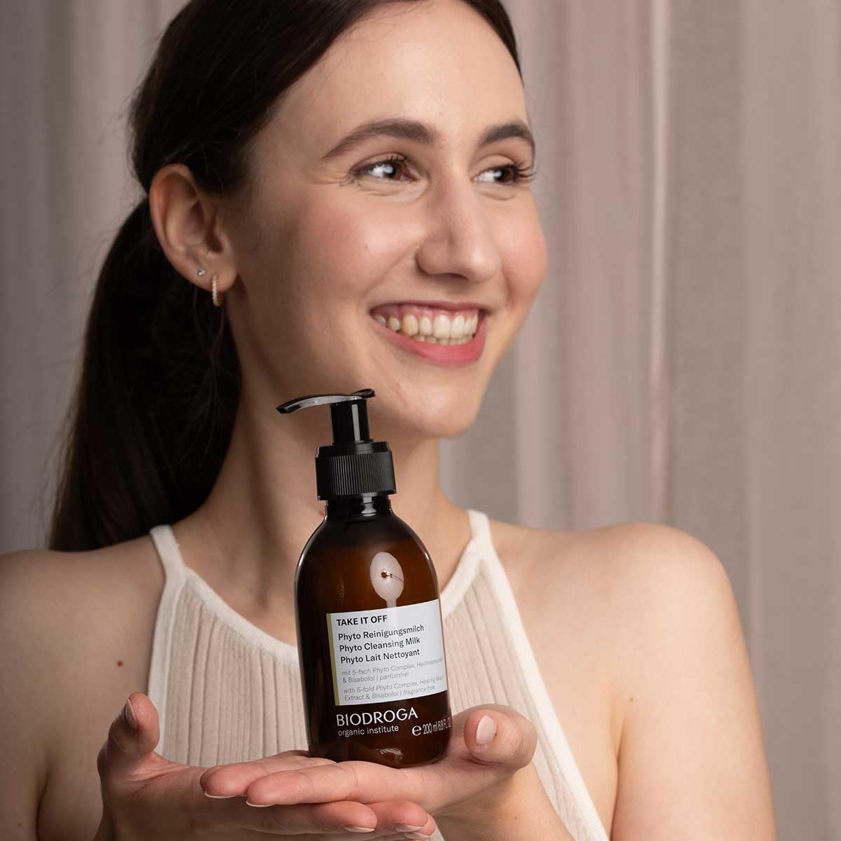 BIODROGA Organic Institute TAKE IT OFF Phyto Cleansing Milk - BIODROGA Official Imagery - 3