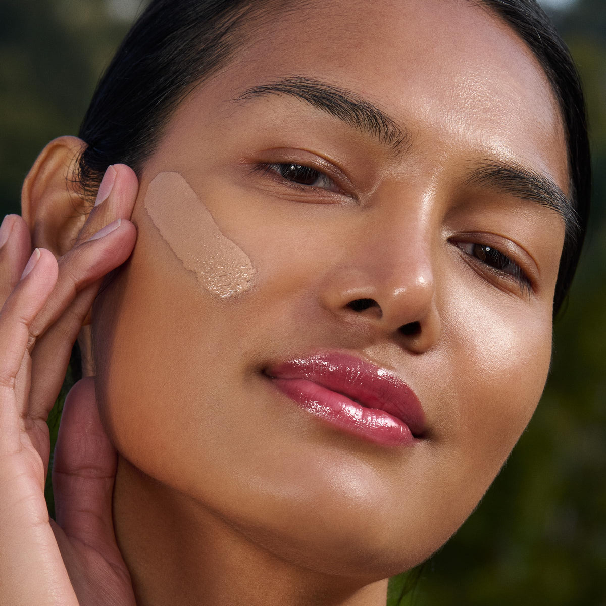 Clarins UV Plus Anti Pollution Tinted Sunscreen Broad - Premium Selection Official Imagery - 4